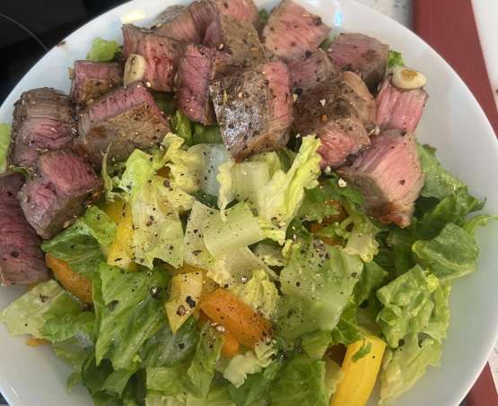 Garlic-Seared Steak Salad with Sweet Peppers